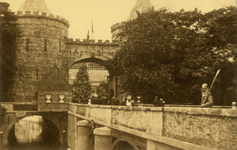 221863 Gezicht op de gereconstrueerde Tolsteegpoort bij de Tolsteegbrug te Utrecht, onderdeel van de festiviteiten bij ...